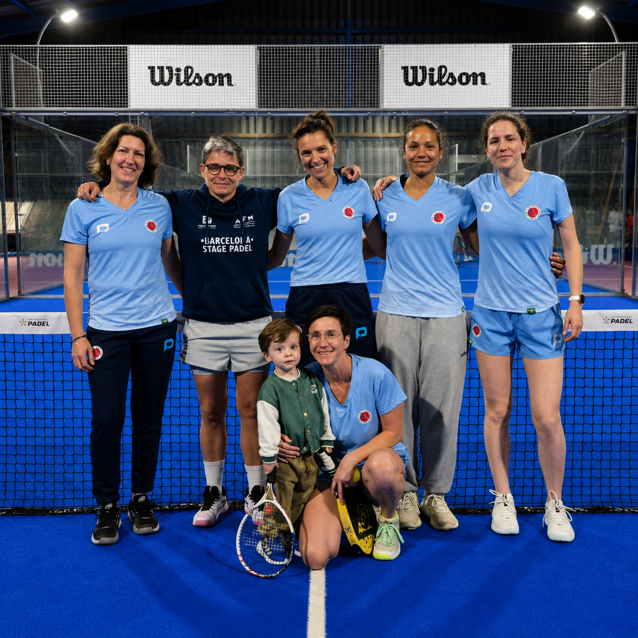 Équipe féminine de padel sur un court du club