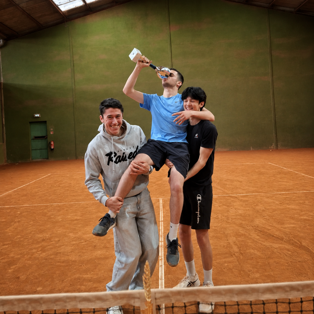 Jeunes joueurs célébrant une victoire sur terre battue