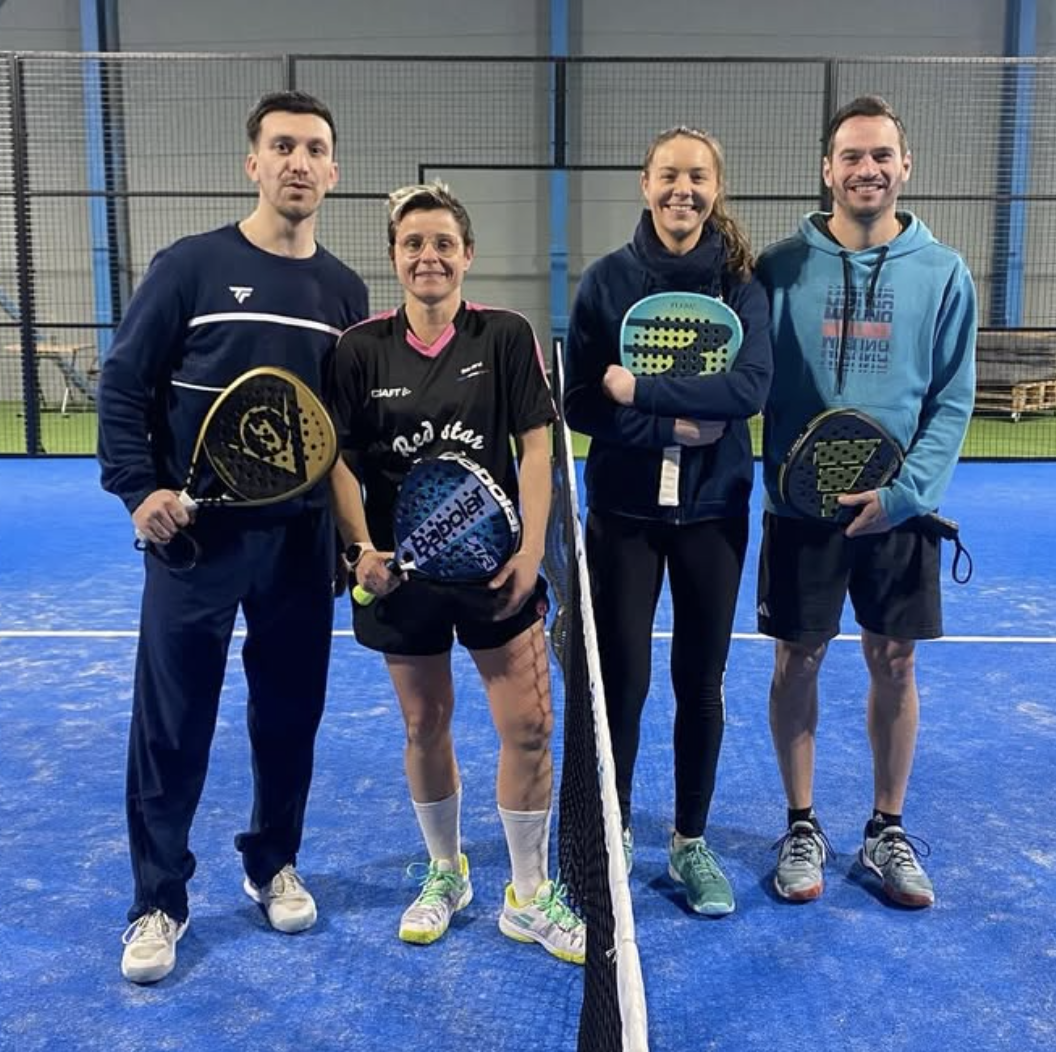 Groupe de joueurs et joueuses de padel sur un court bleu